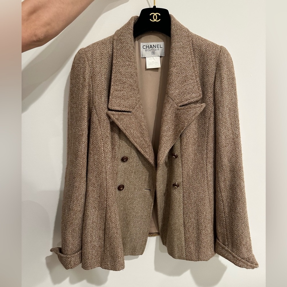 Chanel 1990s Women's Tan Herringbone Blazer and hanger